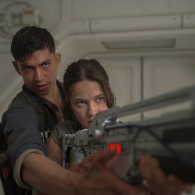 Cailee Spaeny and Archie Renaux in Alien: Romulus